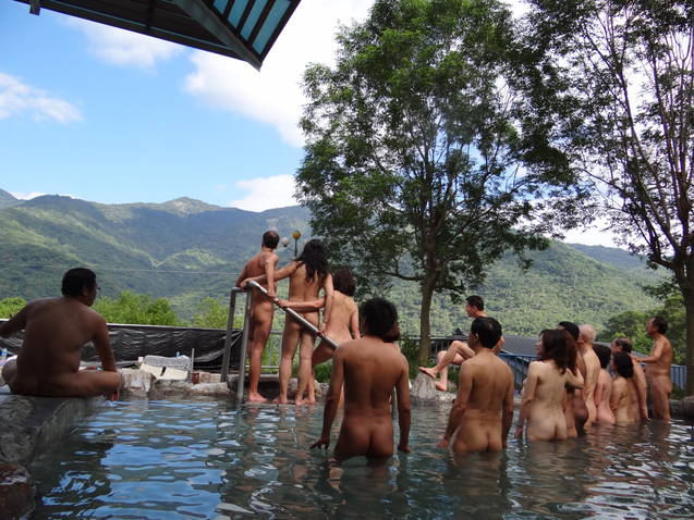 outdoor_bathing_at_jhiben_hot_spring_20121110