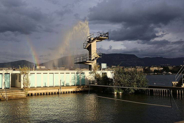 1024px-genc3a8ve_-_bains_des_pc3a2quis_150814-02